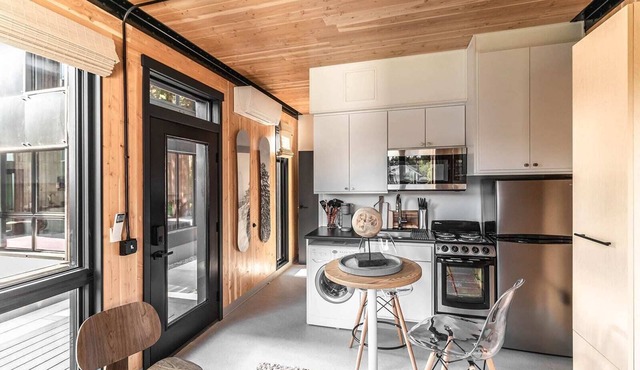 Pet-friendly, Cozy Tiny Home with Self Check-In and Wifi!