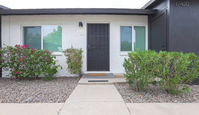 Pet Friendly Cozy Villa w/Private Backyardnn
