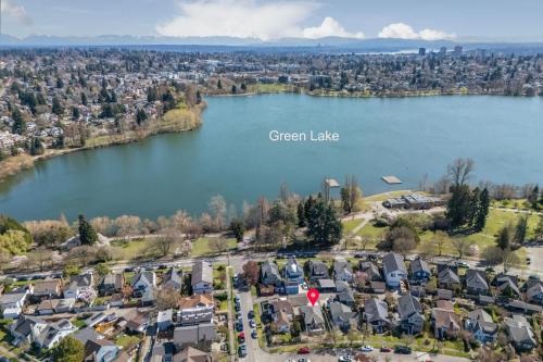 Pet-friendly Craftsman Home-1 block from Greenlake