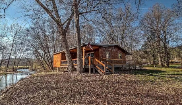 Pet Friendly Creekside Cabin + Hot Tub + Fire Pit