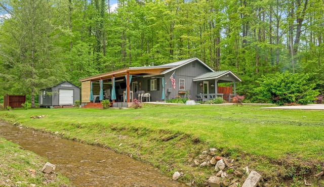 Pet-friendly Creekside Cottage