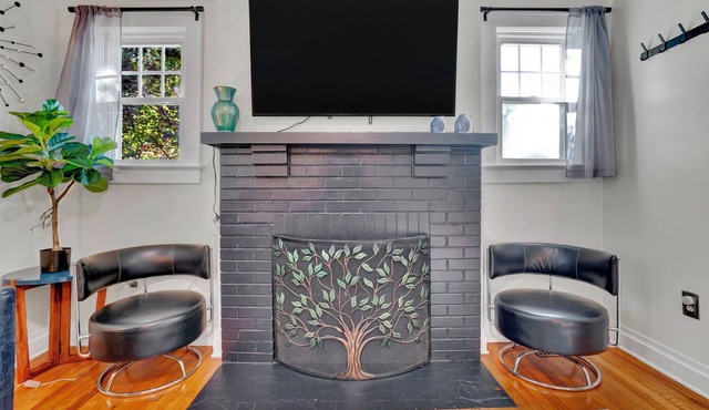 Pet Friendly Cute Cottage - Walk to PC/Downtown
