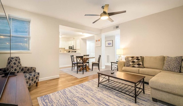 Pet-Friendly CWE 2BR · King Bed · Pool · Walk to Forest Park & Barnes-Jewish