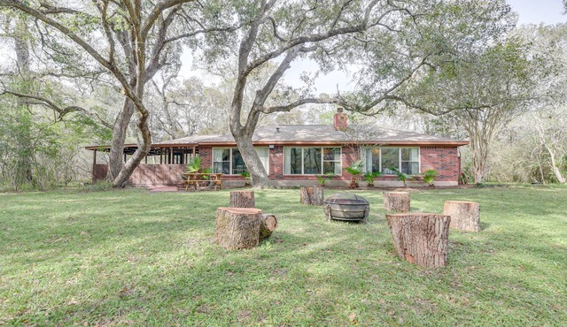 Pet-Friendly Damon Home w/ Hot Tub & Yard!