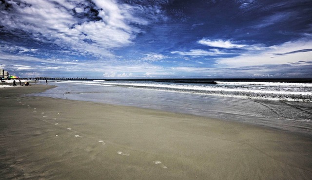 Pet-friendly Daytona Beach Home, Walk to the Ocean