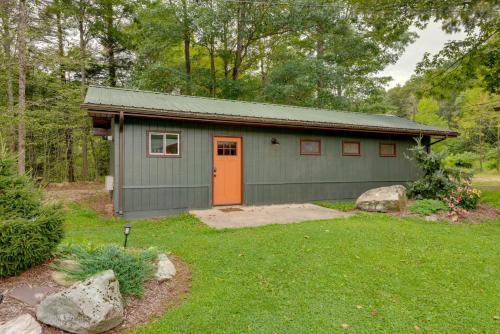 Pet-Friendly Deluxe Cabin F with Grill in Hillsgrove