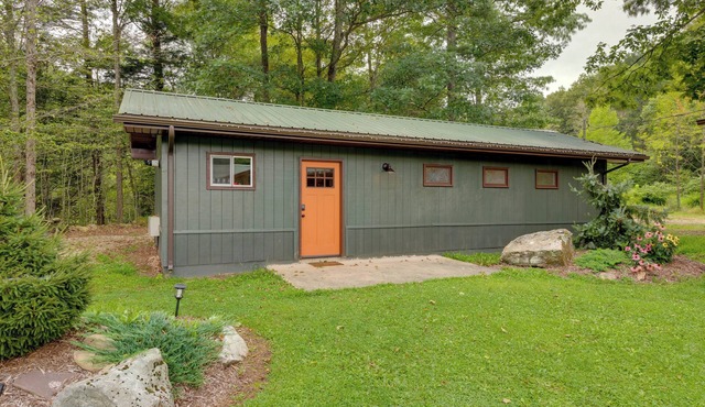 Pet-Friendly Deluxe Cabin F w/Grill in Hillsgrove