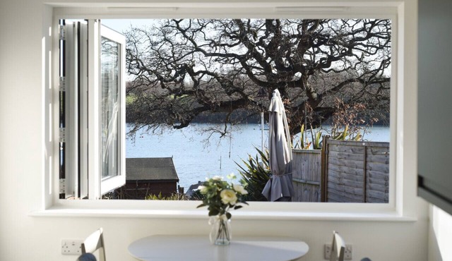 Pet friendly direct water access 3bed sleeps 6