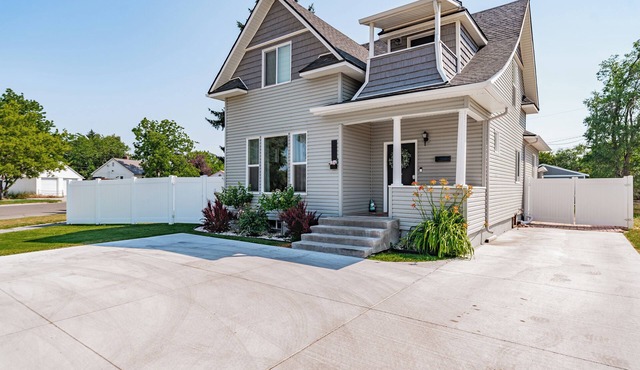 Pet Friendly Downtown Vintage House w/Hot Tub!