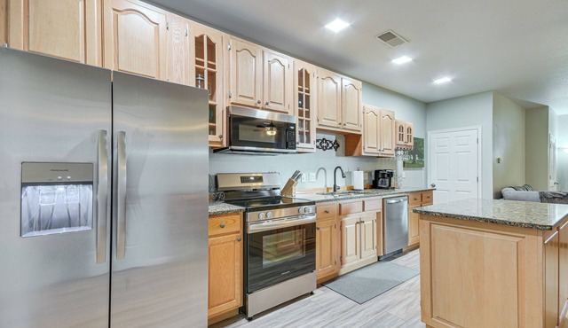 Pet-Friendly Downtown Fulton Apt w/Smart TV!