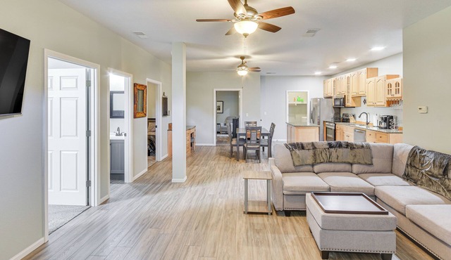 Pet-friendly Downtown Fulton Apt w/Smart TV!