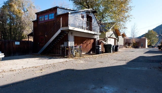 Pet Friendly Downtown Studio Apartment with Deck - AC - Walk to Main Street