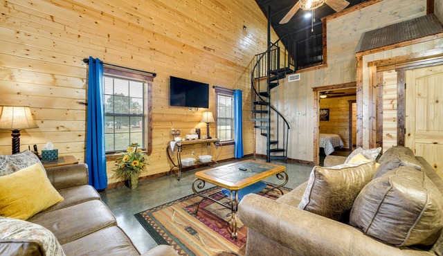 Pet-Friendly Eagletown Home ~ 3 Mi to Kayaking!