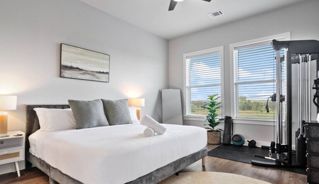 Pet-Friendly East ATX w/Gym, Work Desk & Parking