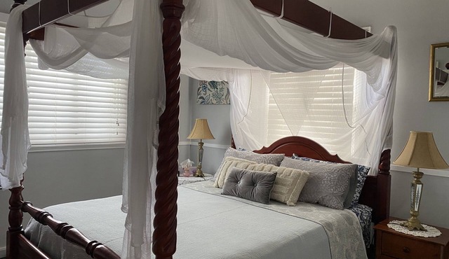 Pet Friendly -Easy walk to beach, cafes, restaurants - Free Netflix - Wifi