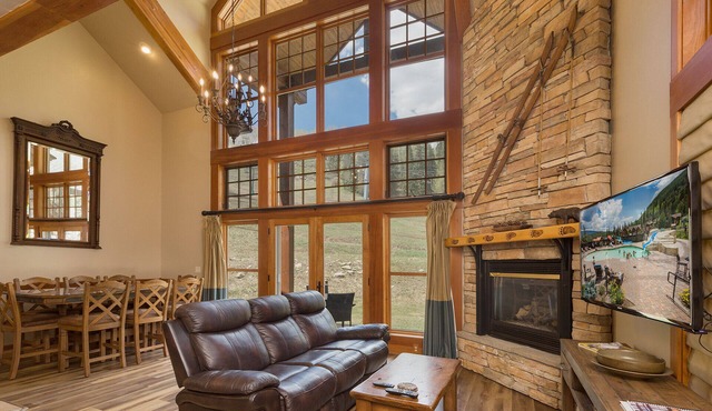 Pet Friendly Elkpoint Townhome - Ski in/Ski Out - Best Location - Arcade Game