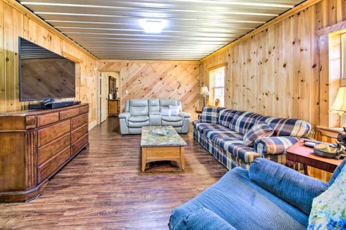 Pet-Friendly Ellijay Escape with Yard and Grill!