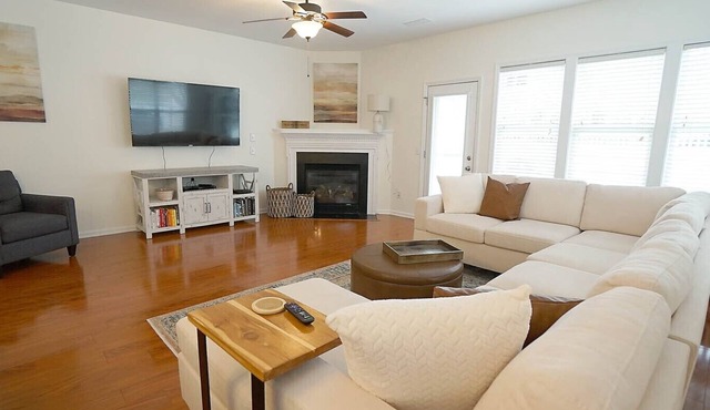 Pet-friendly End-unit Townhome with Community Pool