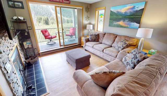 Pet Friendly End Unit! On River Trail. Walk/Shuttle to Keystone Slopes