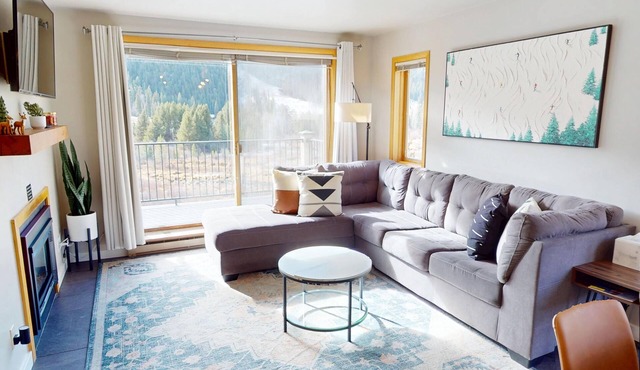 Pet Friendly End Unit! Walk/Shuttle to Keystone Slopes, Dining, Shops, Events