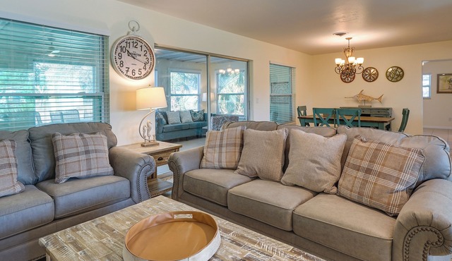 Pet-friendly Englewood Home - 4 Mi to Beach!