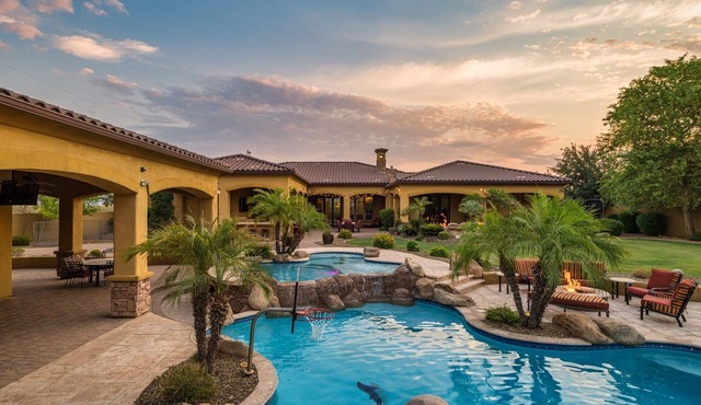 Pet Friendly, Extravagant North Scottsdale Estate - Theater, Bball and more!