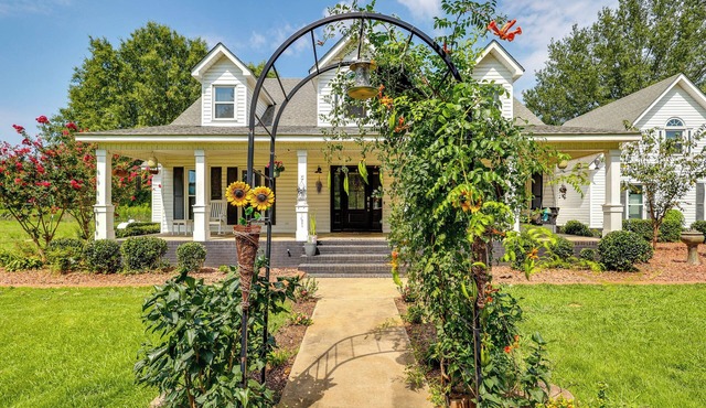 Pet-Friendly Falkville Home on a Working Farm!