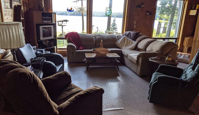 Pet friendly family cottage. One Lake-One Cottage.A Unique Peaceful Experience.