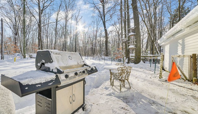 Pet Friendly Family Home: 1 Mi to Otsego Lake