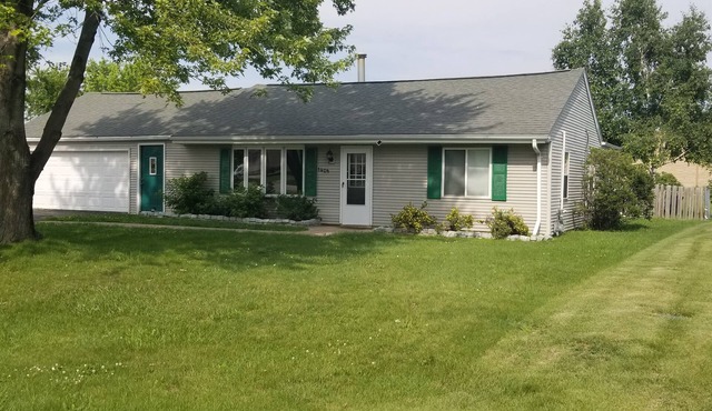 *Pet Friendly-Fenced In Yard* Centrally located in Fox Crossings/Menasha