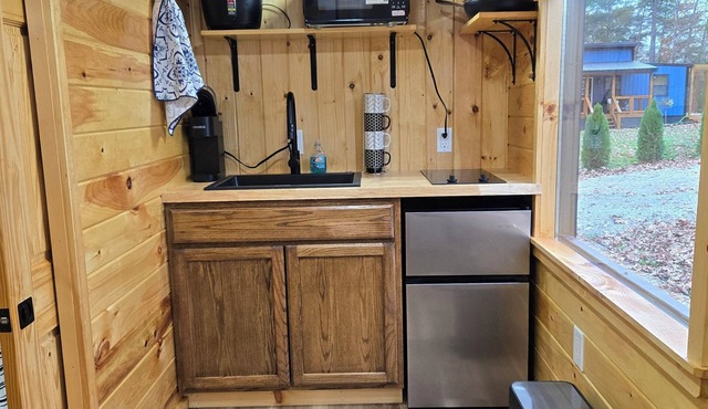 Pet friendly fenced yard, tiny home close to Fall Creek Falls