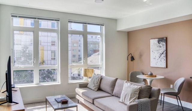 Pet-Friendly First Hill Jr 1BR w/Gym, Roof Lounge & W/D, by Blueground