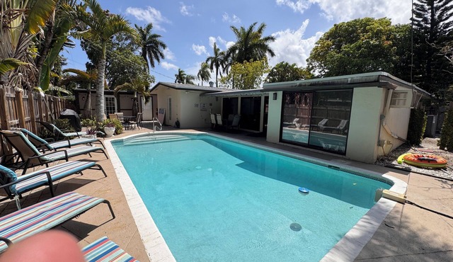 Pet Friendly, Flamingo retreat w Pool & Guesthouse