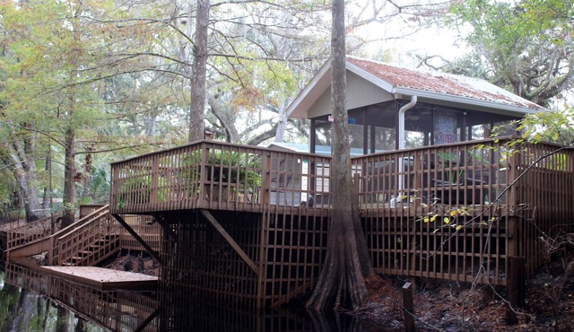 Pet friendly free use of kayaks,bikes great dock and screen room fenced yard