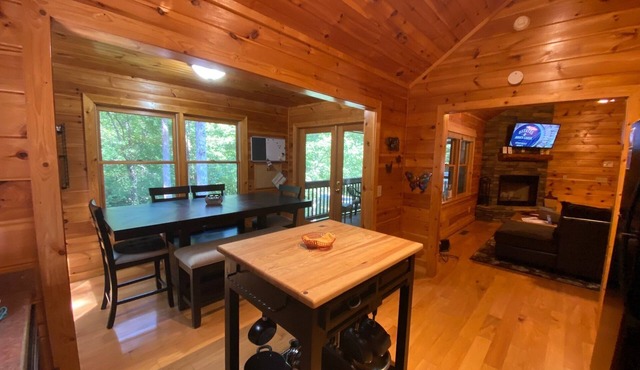 Pet friendly! *Free Whitewater Rafting & Ziplining* Affordable Dog Friendly Cabin with so many amenities, you'll never want to leave!