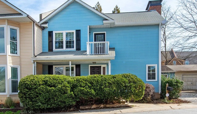 Pet-friendly, freshly renovated, 2 bd/2.5 bath townhome in Decatur!