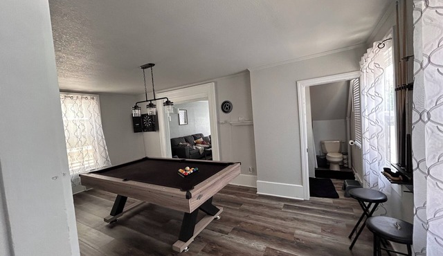 Pet friendly, freshly renovated, 5 minute walk to beach in the heart of the city