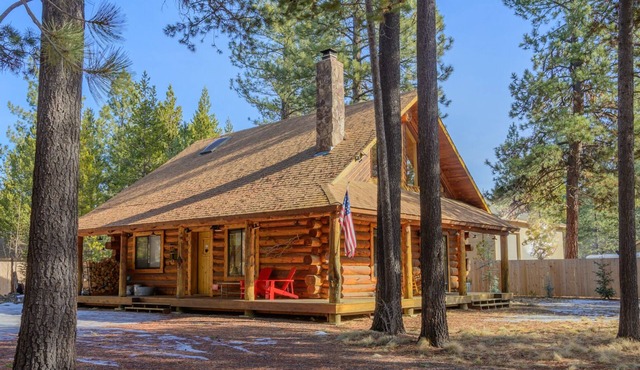 Pet Friendly, Fully Fenced, Luxury Log Cabin with Hot Tub near Sunriver!