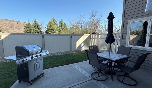 Pet Friendly Fully Furnished Modern 1-Bedroom Oasis with Private Outdoor Retreat