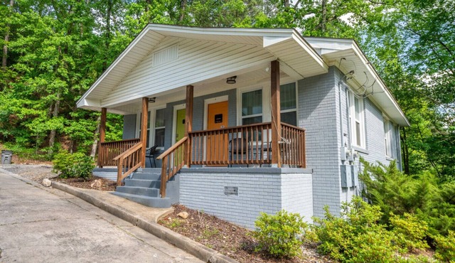 Pet friendly getaway in Downtown Hot Springs!