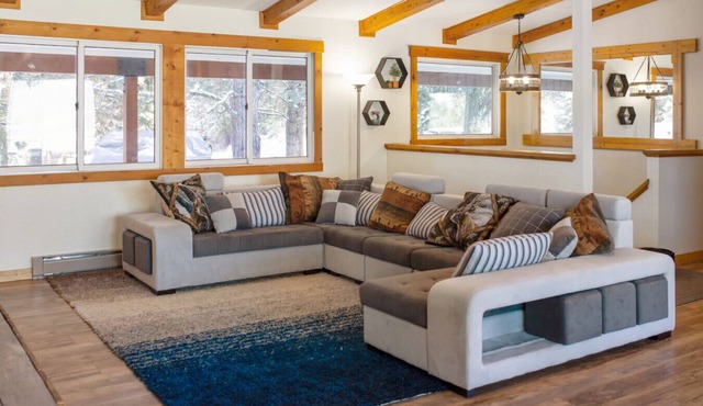 Pet Friendly Getaway Overlooking Lake Cascade