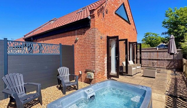 Pet friendly getaway - private hot tub, enclosed garden - countryside views