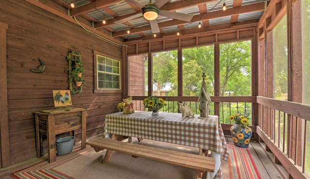 Pet-Friendly Glen Rose Retreat w/ Screened Deck!