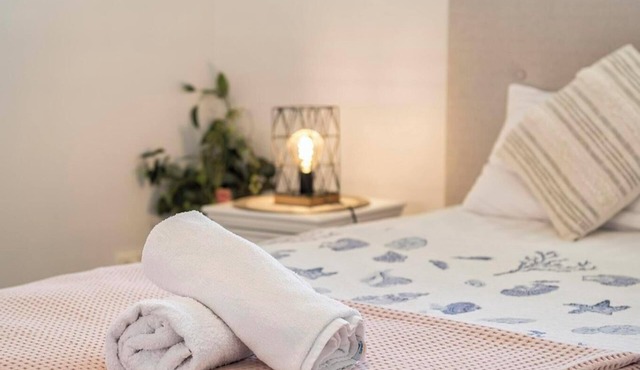 Pet friendly Gold Coast holiday home, Sleeps 7, 10min walk to 'Wet n Wild'