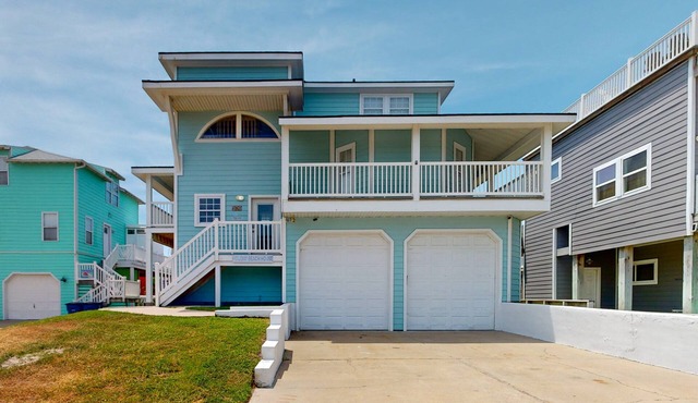 Pet Friendly, Golf Cart Included, Walk to the Beach, Shared Heated Pool