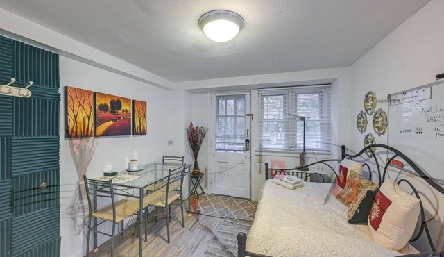 Pet-Friendly Great Neck Home ~ 1 Mi to Kings Point