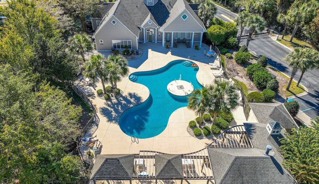 PET FRIENDLY-GREAT LOCATION! MINUTES TO BEACH AND GOLF COURSE.