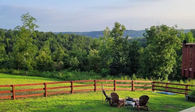 Pet-Friendly Guest Suite w/Private Entry and Deck! Only 30 Mins to Nashville!