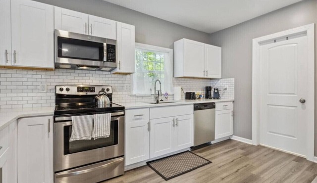 Pet-Friendly Guesthouse, Walk to Beach