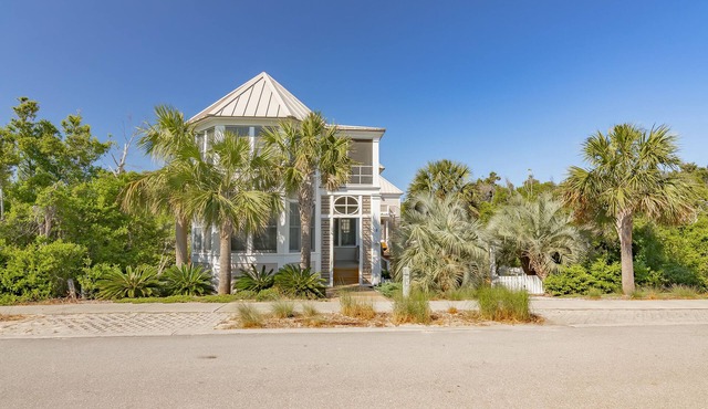 Pet friendly home located close to the shoals club! large deck space and 2 golf carts